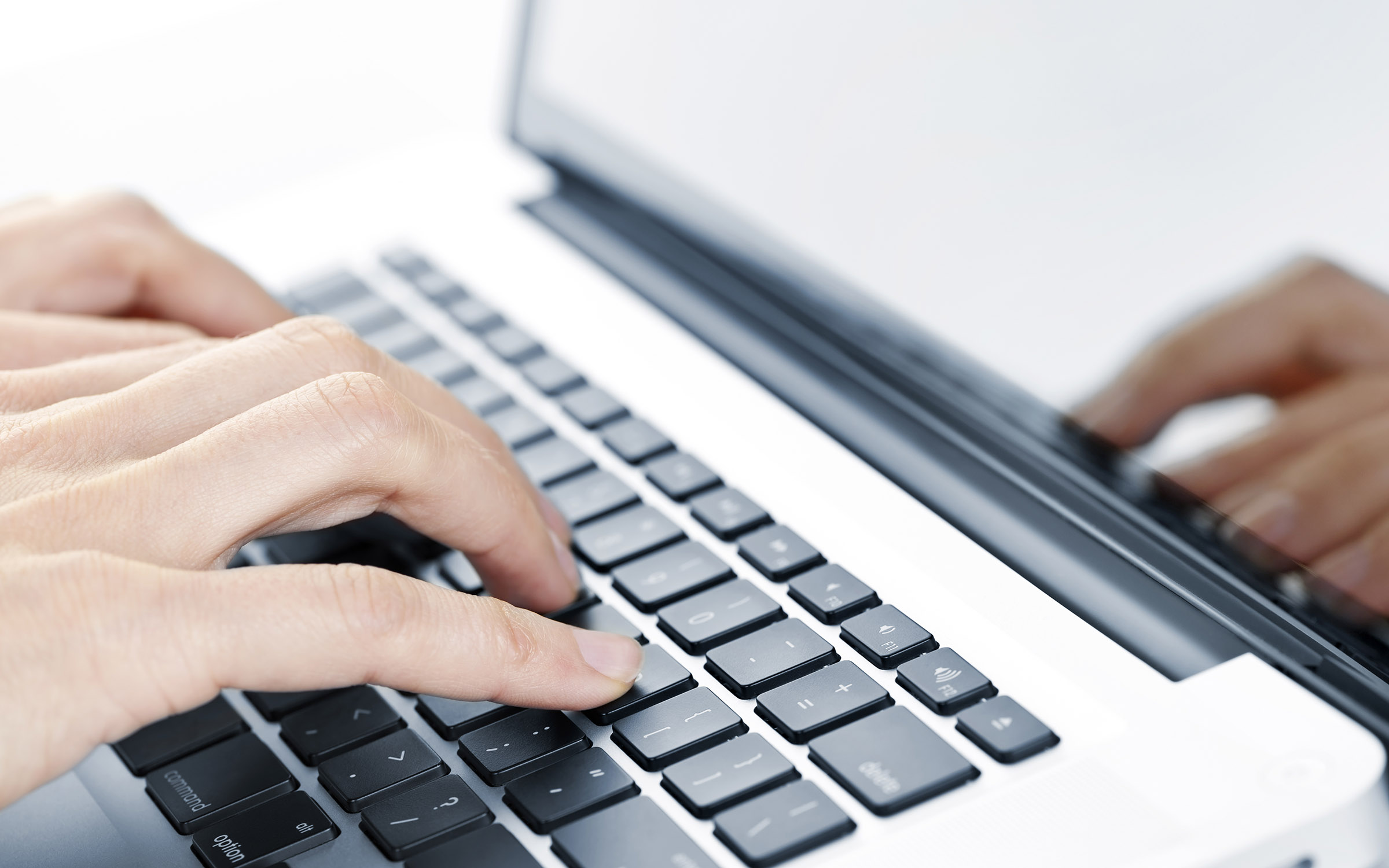 Händer på tangentbord 