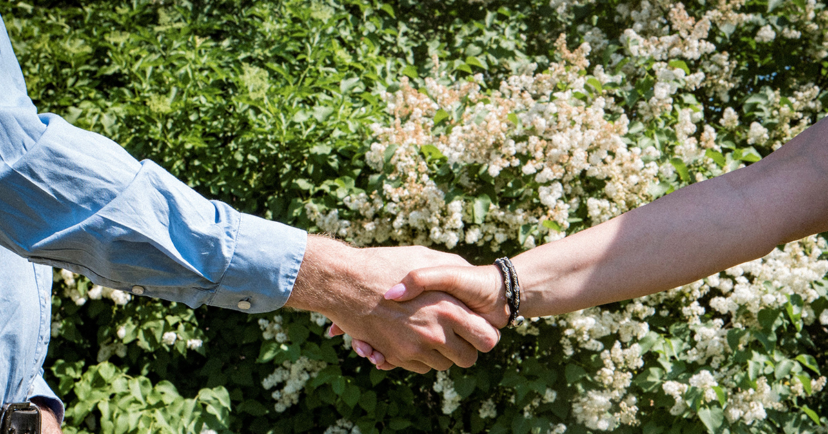 Två som skakar händer