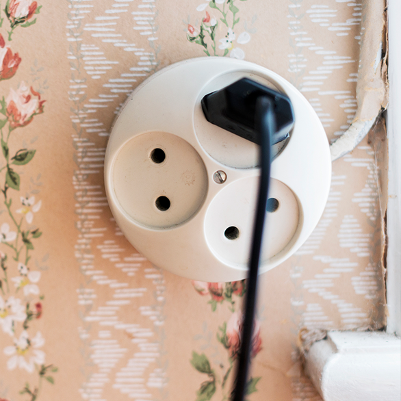 Närbild på retro eluttag 