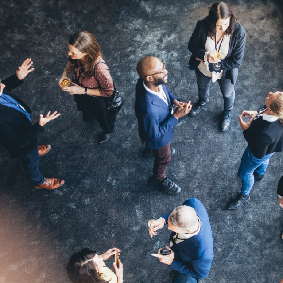 Människor står och pratar i folksamling