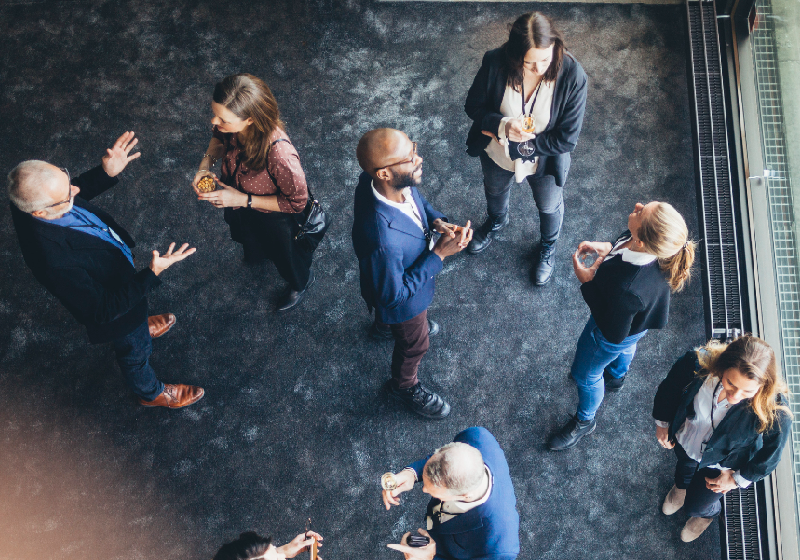 Människor står och pratar i folksamling